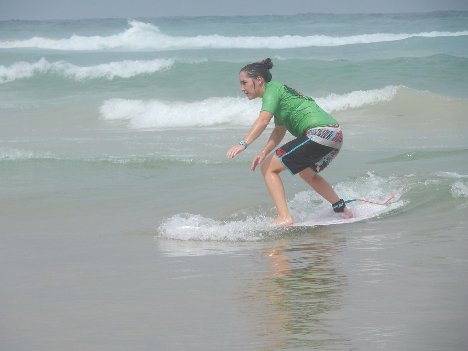 Sarah sur son surf